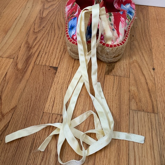 American Eagle Red Hawaiian Platform Espadrilles - Picture 5 of 10